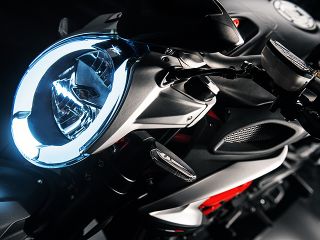 2016年 BRUTALE 800（ヘッドライトイメージ）