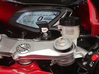 2019年 F3 800（メーター表示イメージ）