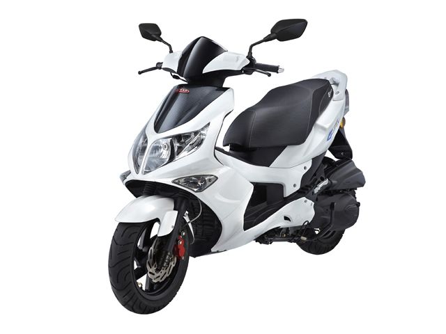 2013年 G-MAX 125 ホワイト（カタログメイン）