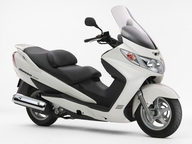 2004年 SKYWAVE 250 パールグラスホワイト（カタログメイン）