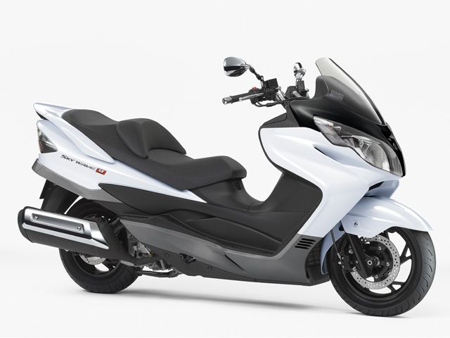 2013年 SKYWAVE 250 Type M パールブレーシングホワイト/マットフィブロイングレーメタリック（カタログメイン）