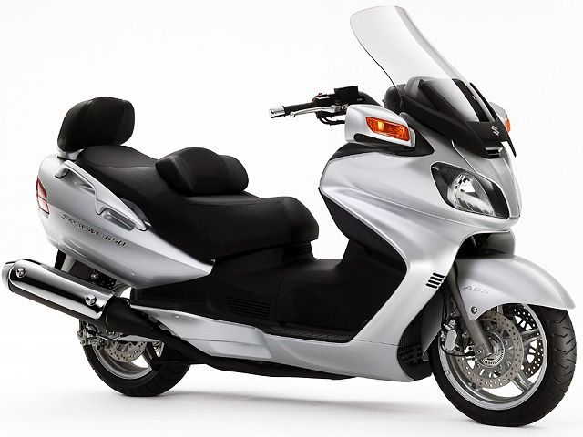 2005年 SKYWAVE 650 LX ソニックシルバーメタリック（カタログメイン）
