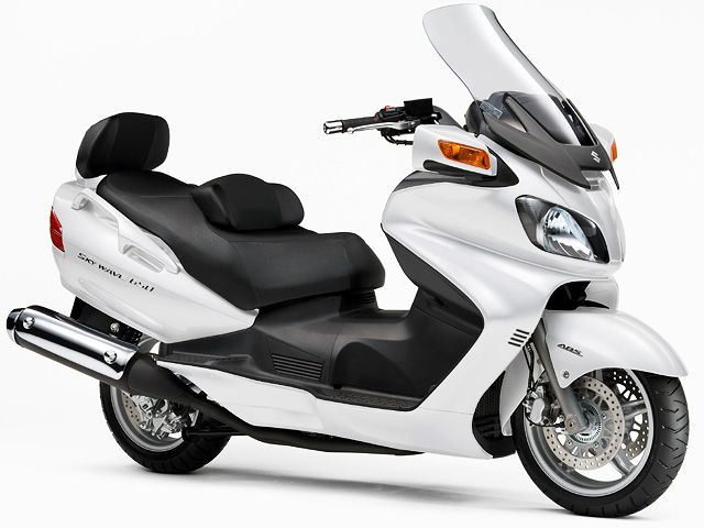 2009年 SKYWAVE 650 LX パールミラージュホワイト(カタログメイン)