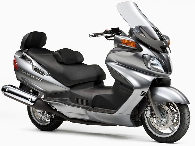 2011年 SKYWAVE 650 LX オールトグレーメタリック(カタログメイン)