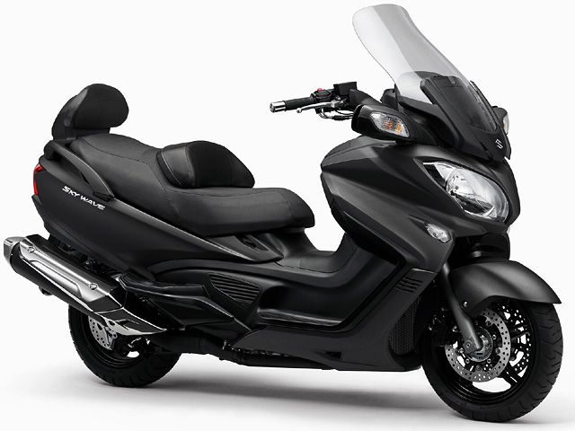 2015年 SKYWAVE 650 LX マットブラックメタリックNo.2（カタログメイン）