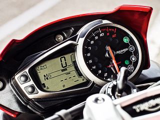 2016年 Speed Triple S（メーター表示イメージ）