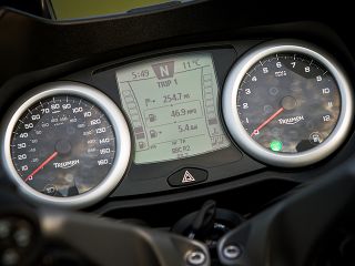 2013年 Trophy SE（メーター表示イメージ）