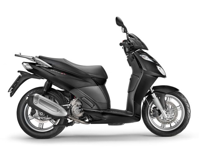 2009年 SPORTCITY CUBE 250ie アプリリアブラック(カタログメイン)