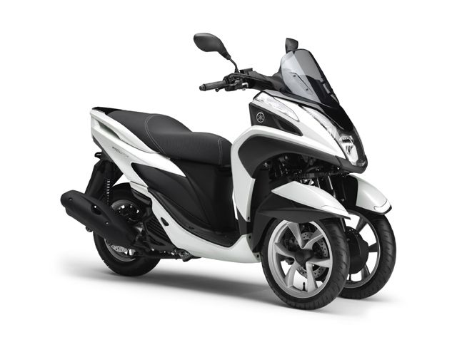 2015年 TRICITY 125 ブルーイッシュホワイトカクテル1（カタログメイン）