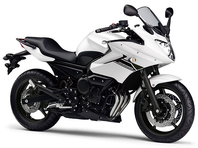 2013年 XJ6 Deversion ブルーイッシュホワイトカクテル1（カタログメイン）