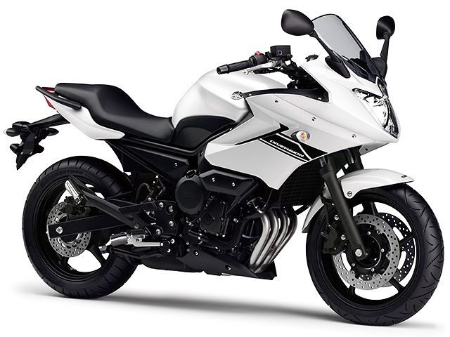 2015年 XJ6 Deversion ブルーイッシュホワイトカクテル1（カタログメイン）