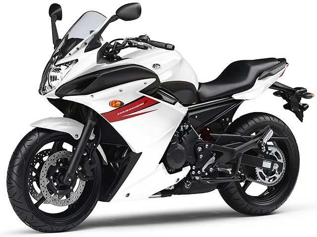 2011年 XJ6 Deversion F ブルーイッシュホワイトカクテル1（カタログメイン）