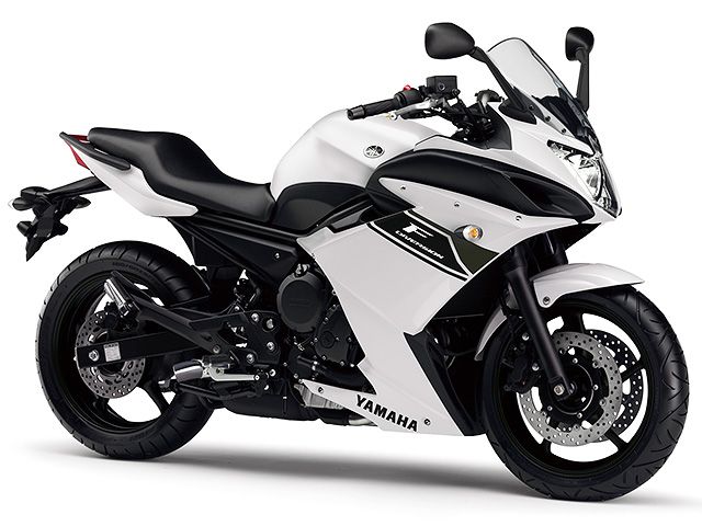 2013年 XJ6 Deversion F ブルーイッシュホワイトカクテル1（カタログメイン）