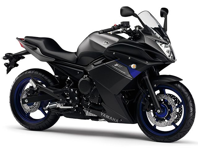 2013年 XJ6 Deversion F ABS マットグレーメタリック3（カタログメイン）