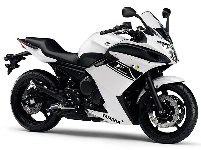 2015年 XJ6 Deversion F ブルーイッシュホワイトカクテル1（カタログメイン）