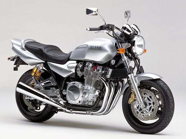 1998年 XJR1300 シルバーメタリック1（カタログメイン）