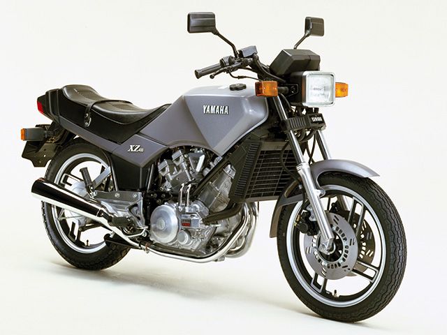 1982年 XZ400 クリスタルシルバー(カタログメイン)