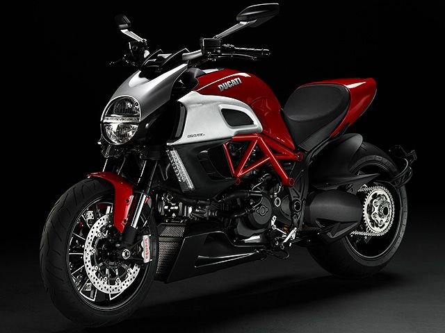 2011年 Diavel （カタログメイン）