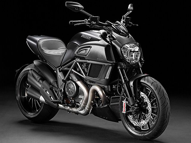 2016年 Diavel ダークステルス（カタログメイン）
