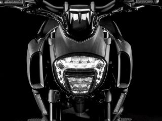 2016年 Diavel（ヘッドライトイメージ）