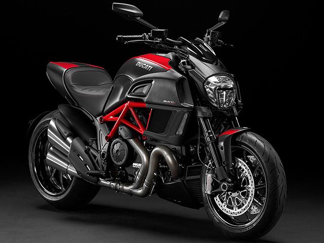 2014年 Diavel Carbon レッド/カーボン（カタログメイン）