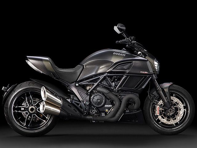 2017年 Diavel Carbon アスファルトグレイ・マットカーボン（カタログメイン）