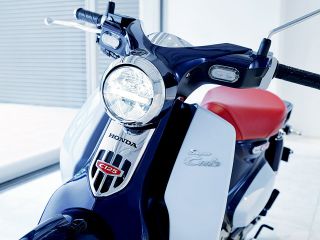2018年 Super Cub C125ウインカーは、ハンドルカバー部分に埋め込まれていた
