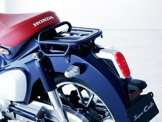 2018年 Super Cub C125テールランプ形状もC100イメージのもの。タンデムステップも装備
