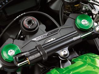 2019年 Ninja ZX-10RR（トップブリッジ上のシリアルナンバープレート）