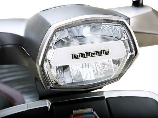 2018年 V125 Special Fix（ロゴが浮かび上がるLEDヘッドライト）