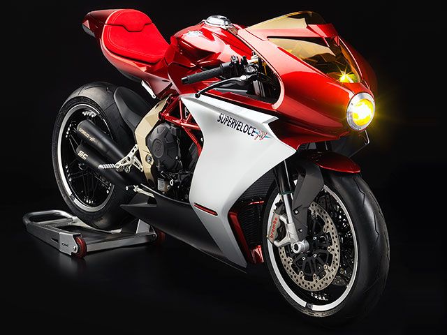 年 SUPERVELOCE 800  Serie Oro PEARL SHOCK RED/AGO SILVER（カタログメイン）