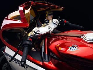 年 SUPERVELOCE 800  Serie OroPEARL SHOCK RED/AGO SILVER