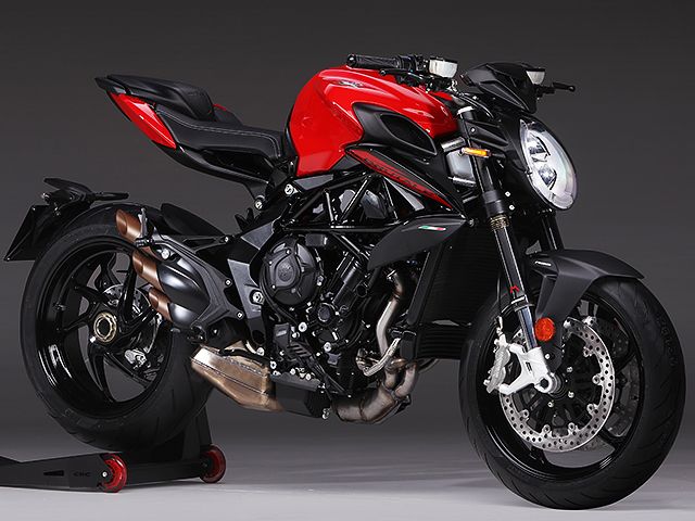 2020年 BRUTALE 800 ROSSO AGO RED/METALLIC CARBON BLACK（カタログメイン）