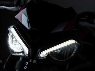 2020年 Street Triple R（ヘッドライトイメージ）