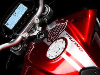 2018年 BRUTALE 800（ハンドルまわりイメージ）