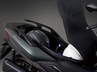 2021年 TRICITY 300 ABS（トランク収納イメージ）※ヘルメット別売り