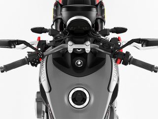 2021年 TRIDENT 660(ハンドルまわりイメージ)
