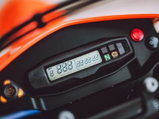 2021年 690 SMC R（メーター表示イメージ）