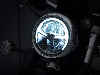 2021年 Bonneville Speedmaster（ヘッドライト点灯イメージ）