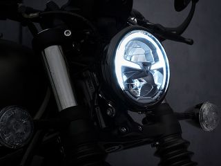 2021年 Bonneville Bobber（ヘッドライト点灯イメージ）