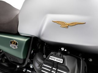 2021年 V7 Stone Centennario（燃料タンク/サイドカバー）