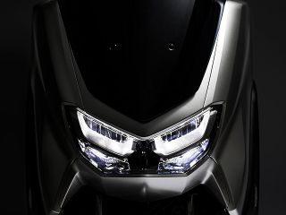 2021年 NMAX ABS（ヘッドライト点灯イメージ）