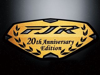 2022年 FJR1300A 20th Anniversary Edition（タンク上面の20周年記念エンブレム）