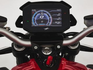 2023年 BRUTALE 800 R（メーター表示イメージ）