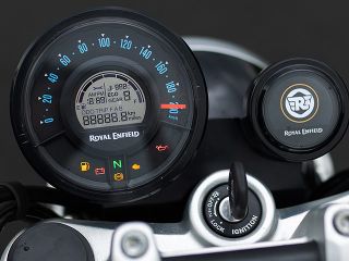 2023年 Super Meteor 650 Standard（メーター表示イメージ）