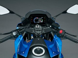 2024年 GSX-8R（ハンドルまわりイメージ）