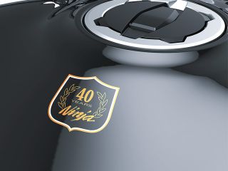 2024年 Ninja 1000SX 40th Anniversary Edition（タンク上部の記念デカール）