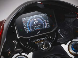 2024年 SUPERVELOCE 1000 Serie Oro（メーター表示イメージ）