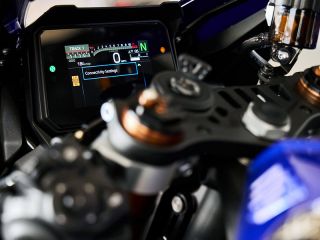 2025年 YZF-R9（メーター表示イメージ）