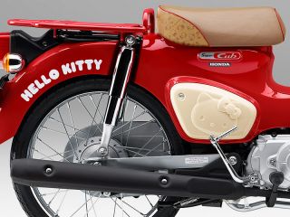2024年 Super Cub 50 HELLO KITTY（拡大：サイドカバーのハローキティ）